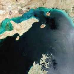 Após ataques coordenados dos EUA e Israel, Irã anunciou nesta segunda-feira o fechamento do Estreito de Ormuz e disse que vai incendiar navios que tentarem passar pela via.