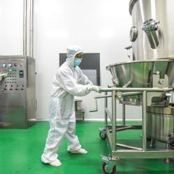 As redes sociais estão repletas de anúncios e vídeos de influenciadores aplicando em si próprios diversas misturas de peptídeos vendidos apenas para fins de pesquisa. Especialistas afirmam que muitos desses produtos são perigosos.