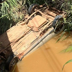 Equipes da Polícia Militar e do Corpo de Bombeiros atendem à ocorrência, e a Polícia Científica foi acionada para realizar a perícia e a remoção do corpo
