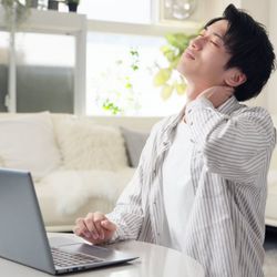 Fisioterapeuta explica o que acontece com as articulações e quando o estalo pode ser um sinal de alerta