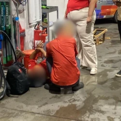 Vítima foi atingida enquanto estava sentada ao lado de uma bomba de combustível; estado de saúde não foi divulgado