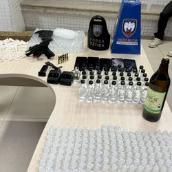 A jovem detida seria dona de uma distribuidora de bebidas junto do companheiro; local, entretanto, seria utilizado como ponto de venda de drogas e centenas de frascos com a substância foram apreendidos