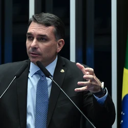Senador, que deve concorrer ao Planalto, diz que faz gesto público de desprendimento; texto mantém possibilidade de reeleição para prefeitos e governadores