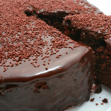 Imagem - Receita de bolo de chocolate com recheio e cobertura: veja passo a passo