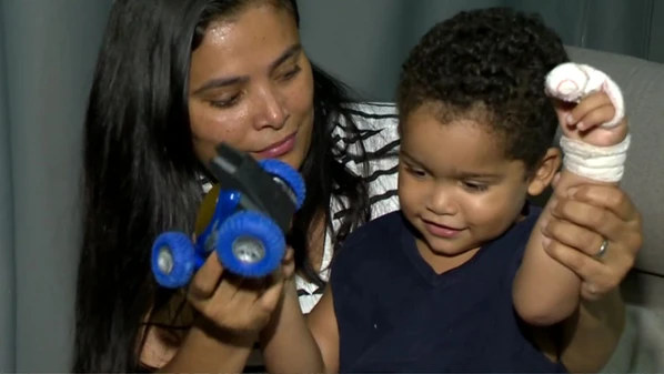 Criança passou por cirurgia e agora se recupera em casa; família pretende processar o município