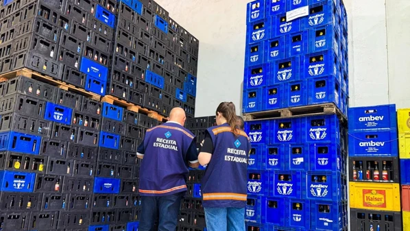 Mercadorias estavam armazenadas sem documentação fiscal, e fiscais também identificaram controles paralelos de vendas em estabelecimentos da cidade