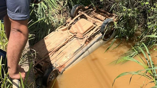 Segundo o Corpo de Bombeiros, a vítima estava sozinha no veículo, que foi retirado da água com auxílio de um caminhão-munck