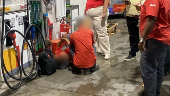 Vítima foi atingida enquanto estava sentada ao lado de uma bomba de combustível; estado de saúde não foi divulgado
