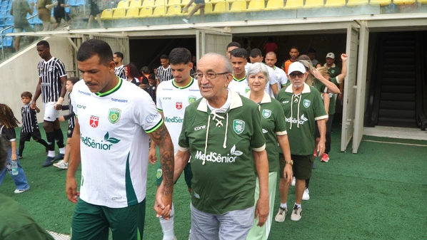 Quem ocupou o gramado não foram crianças, mas homens e mulheres com mais de 49 anos, em uma ação emocionante promovida pelo plano de saúde