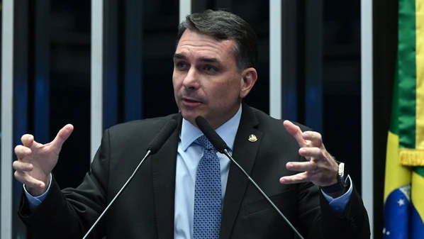 Senador, que deve concorrer ao Planalto, diz que faz gesto público de desprendimento; texto mantém possibilidade de reeleição para prefeitos e governadores
