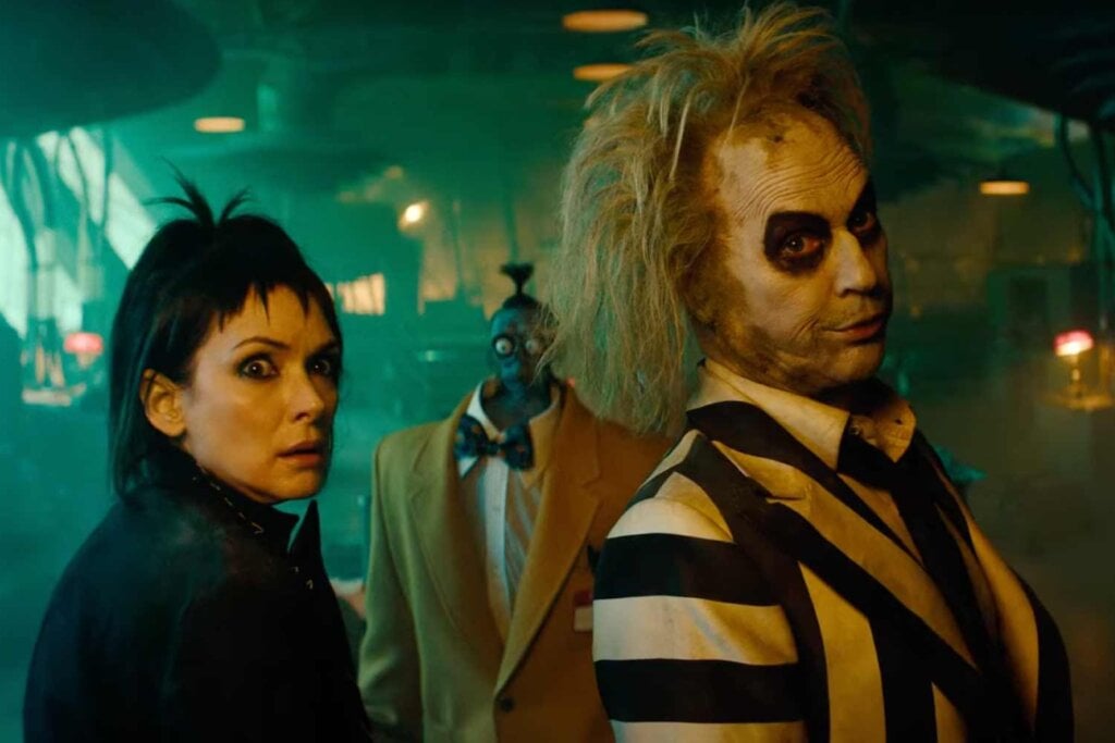 No longa “Os Fantasmas Ainda se Divertem: Beetlejuice Beetlejuice”, o universo excêntrico criado nos anos 1980 ganha novos conflitos sobrenaturais (Imagem: Reprodução digital | Warner Bros.)