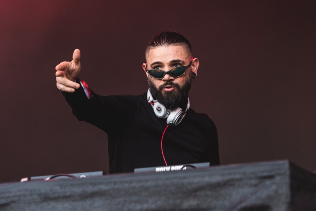 O DJ Skrillex retorna ao festival com set explosivo e cheio de surpresas (Imagem: Jgphotographydetroit | Shutterstock)