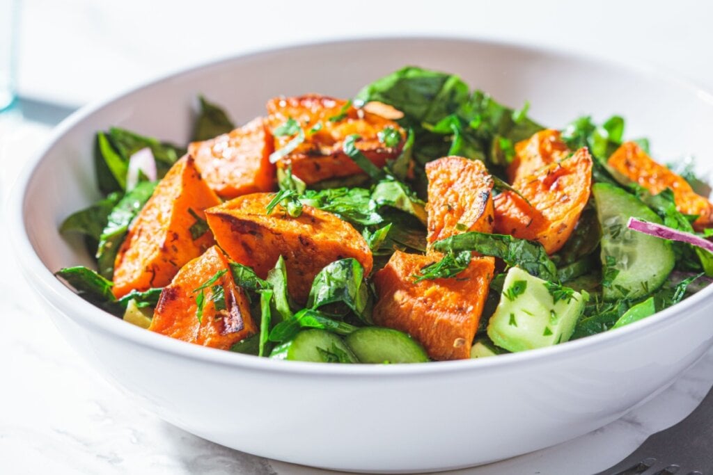 Salada morna de batata-doce com folhas e pepino (Imagem: Nina Firsova | Shutterstock)