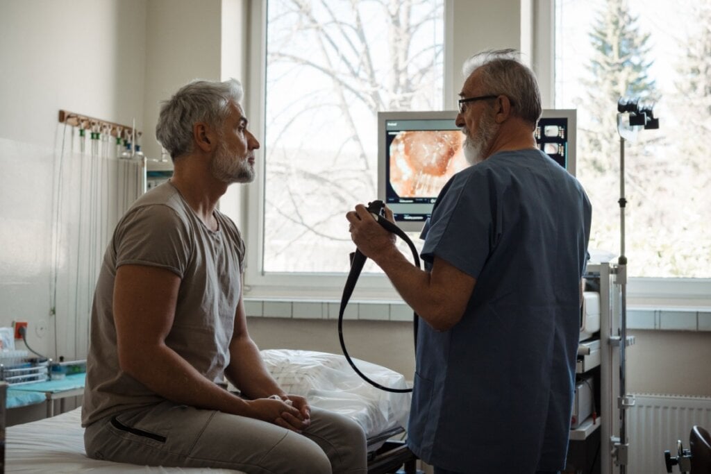 Sociedades médicas recomendam iniciar o rastreamento de câncer colorretal a partir dos 45 anos para pessoas sem fatores de risco (Imagem: Halfpoint | Shutterstock) 