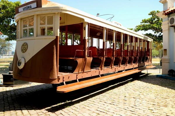 O Bonde 42 fica exposto ao tempo no pátio da Casa da Memória de Vila Velha, na Prainha
