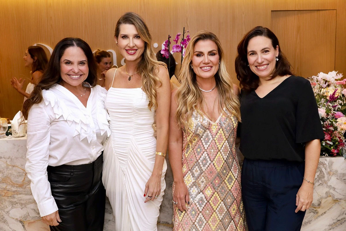 Tatiana Coutinho e Roberta Vilela com as dras Priscila e Isabella