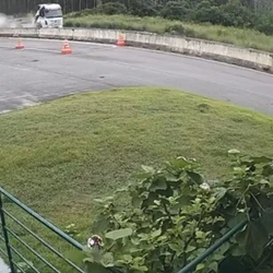 Acidente ocorreu na tarde de segunda-feira (2), no km 42 da rodovia; uma pessoa ficou gravemente ferida e a pista precisou ser interditada