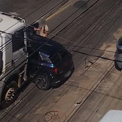 Policial e motorista apresentam versões diferentes sobre a dinâmica da colisão; caminhoneiro assinou TCO por desacato e caso será investigado