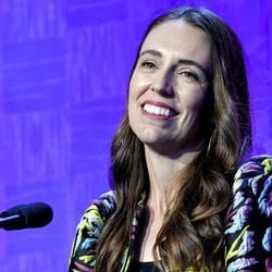 Cerca de 180 neozelandeses deixam o país a cada dia em média para morar no exterior. O país enfrenta dificuldades para reter seus cidadãos.