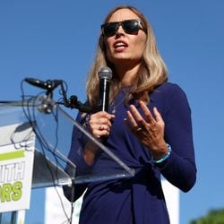 Ellie Leonard juntou grupo de 'jornalistas cidadãos' de vários países para examinarem, por conta própria, o gigantesco arquivo de milhões de documentos sobre o criminoso sexual condenado Jeffrey Epstein liberados pelo Departamento de Justiça dos EUA.