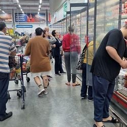 Economia brasileira cresceu 2,3% em 2025 e analistas esperam desaceleração para 2026. Guerra no Oriente Médio adiciona incerteza no ano eleitoral, com possível impacto na inflação e na velocidade da queda dos juros no Brasil.