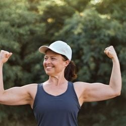 Cada vez mais mulheres têm incluído o treino de membros superiores em suas rotinas, buscando não apenas estética