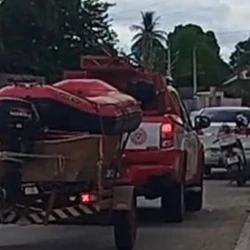 Vítima saiu de casa para buscar uma lancha e não foi mais encontrada; pertences foram localizados e o Corpo de Bombeiros prossegue com as buscas