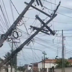 Situação ocorreu na Avenida Cricaré e técnicos da concessionária atuam na substituição dos postes avariados