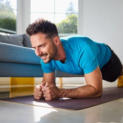 Sua importância reside em fornecer estabilidade e equilíbrio, proteger a coluna contra sobrecargas, prevenir dores nas costas e lesões, além de facilitar movimentos diários, como sentar, levantar e caminhar