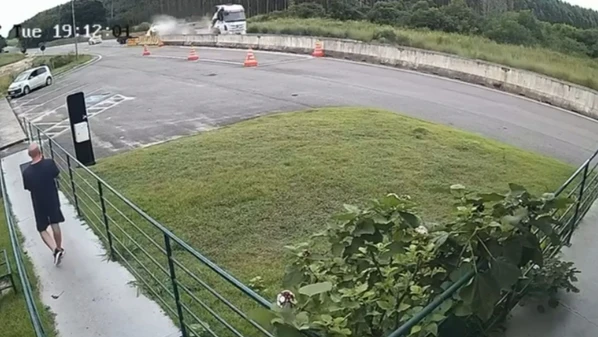 Acidente ocorreu na tarde de segunda-feira (2), no km 42 da rodovia; uma pessoa ficou gravemente ferida e a pista precisou ser interditada