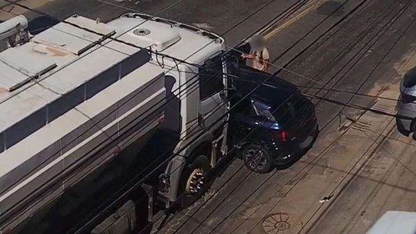 Policial e motorista apresentam versões diferentes sobre a dinâmica da colisão; caminhoneiro assinou TCO por desacato e caso será investigado