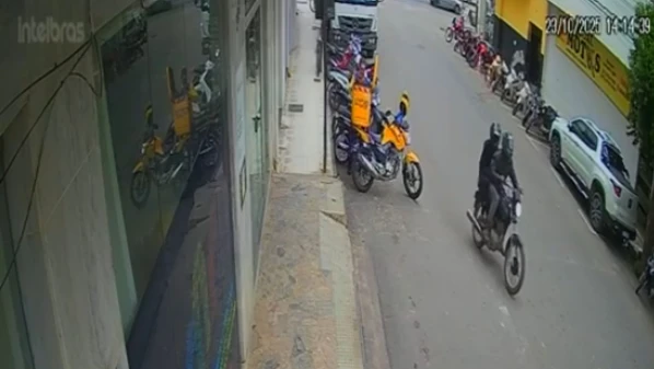 Crime ocorreu em outubro de 2025; dupla foi identificada com ajuda de imagens de videomonitoramento