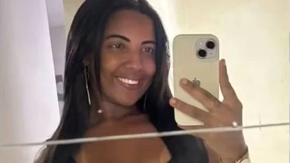 Um suspeito de 35 anos, que não teve a identidade revelada, foi preso em flagrante; a Polícia Militar diz ter encontrado a vítima com graves queimaduras no local de trabalho dela