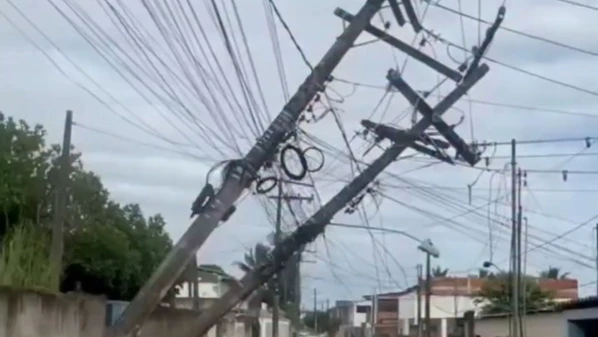 Situação ocorreu na Avenida Cricaré e técnicos da concessionária atuam na substituição dos postes avariados