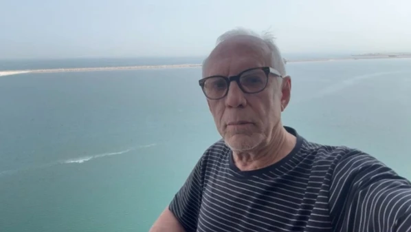 Ele está com outros 20 brasileiros em um navio parado em Dubai, nos Emirados Árabes Unidos. Grupo aguarda definição sobre voos ao Brasil