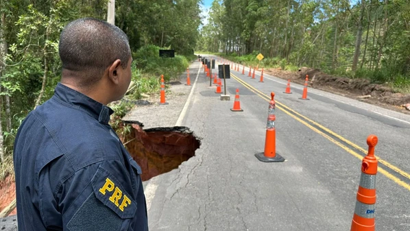 Interdição parcial ocorre no km 136 após abertura de cratera causada pelas chuvas na última sexta-feira (27); trecho está sinalizado