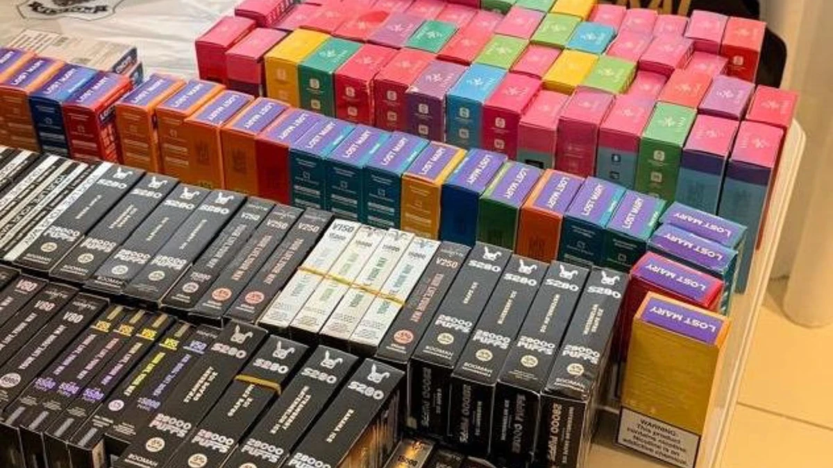 O homem foi preso em flagrante e poderá responder por contrabando; os produtos passarão por perícia para identificar possíveis outros envolvidos