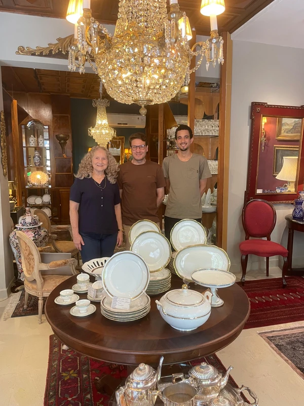 Da esquerda para a direita: Márcia (administrativo), Rafael Frossard (diretor de arte, curador e proprietário da Ocre Galeria) e João Augusto (mídias sociais e assessor de imprensa)