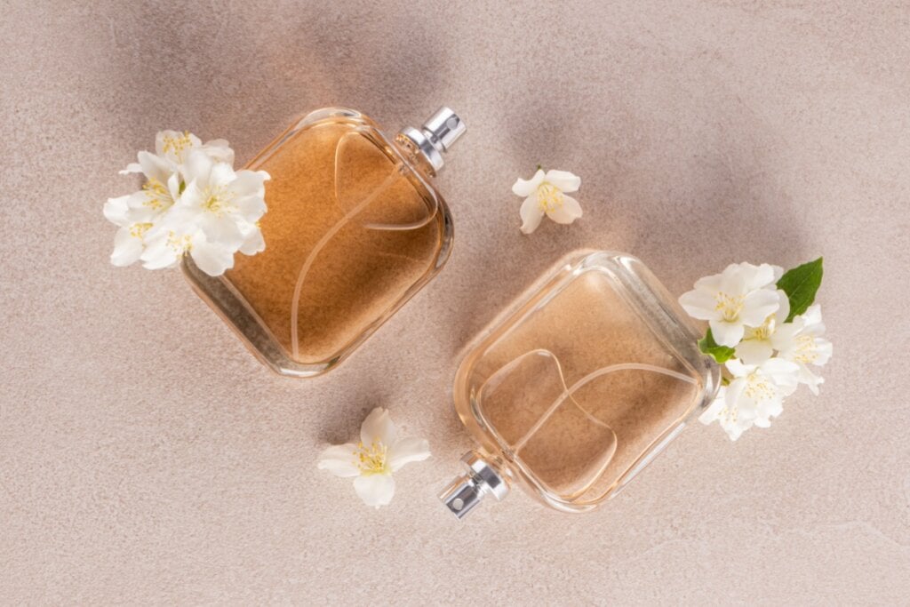 A combinação de flores clássicas com bases amadeiradas garante sofisticação e intensidade intermediária (Imagem: MarinaMos | Shutterstock)