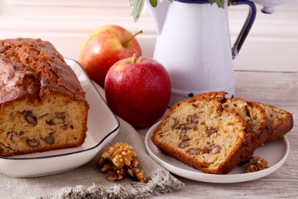 Bolo de liquidificador de maçã e nozes (Imagem: MShev | Shutterstock)