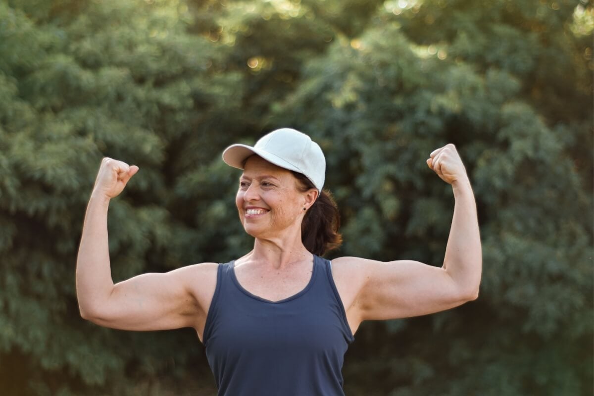 Busca por braços definidos aumenta entre as mulheres, tanto nas academias quanto nos consultórios (Imagem: Amandolate | Shutterstock)
