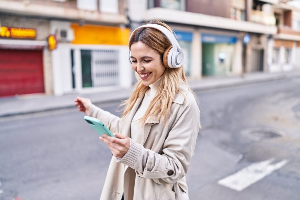 É importante utilizar fones de ouvidos em volume moderado para proteger a saúde auricular (Imagem: Krakenimages.com | Shutterstock)