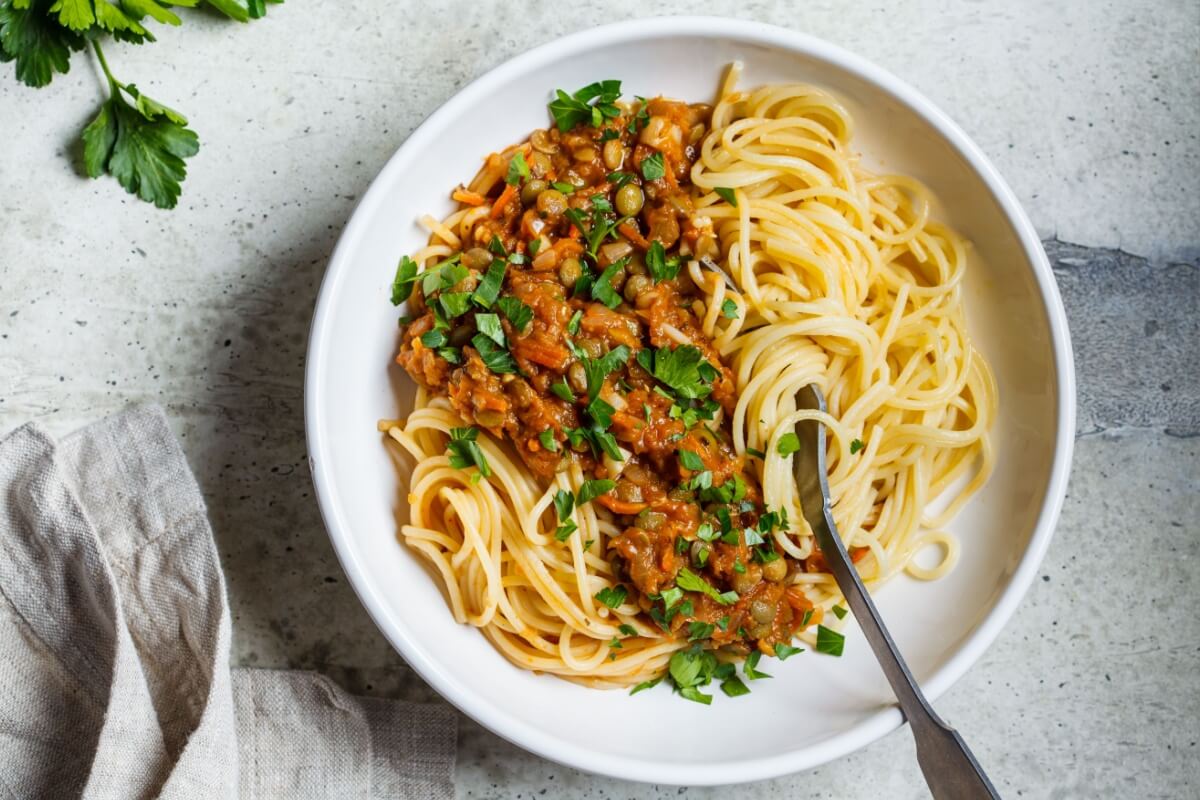 Espaguete ao molho de lentilha (Imagem: Nina Firsova | Shutterstock) 