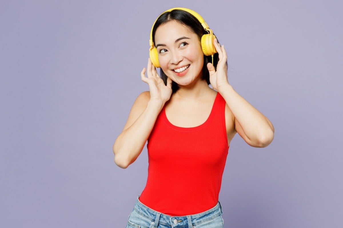 Necessidade de aumentar constantemente o volume da TV ou presença de zumbido pode indicar sinais iniciais de perda auditiva (Imagem: ViDI Studio | Shutterstock)