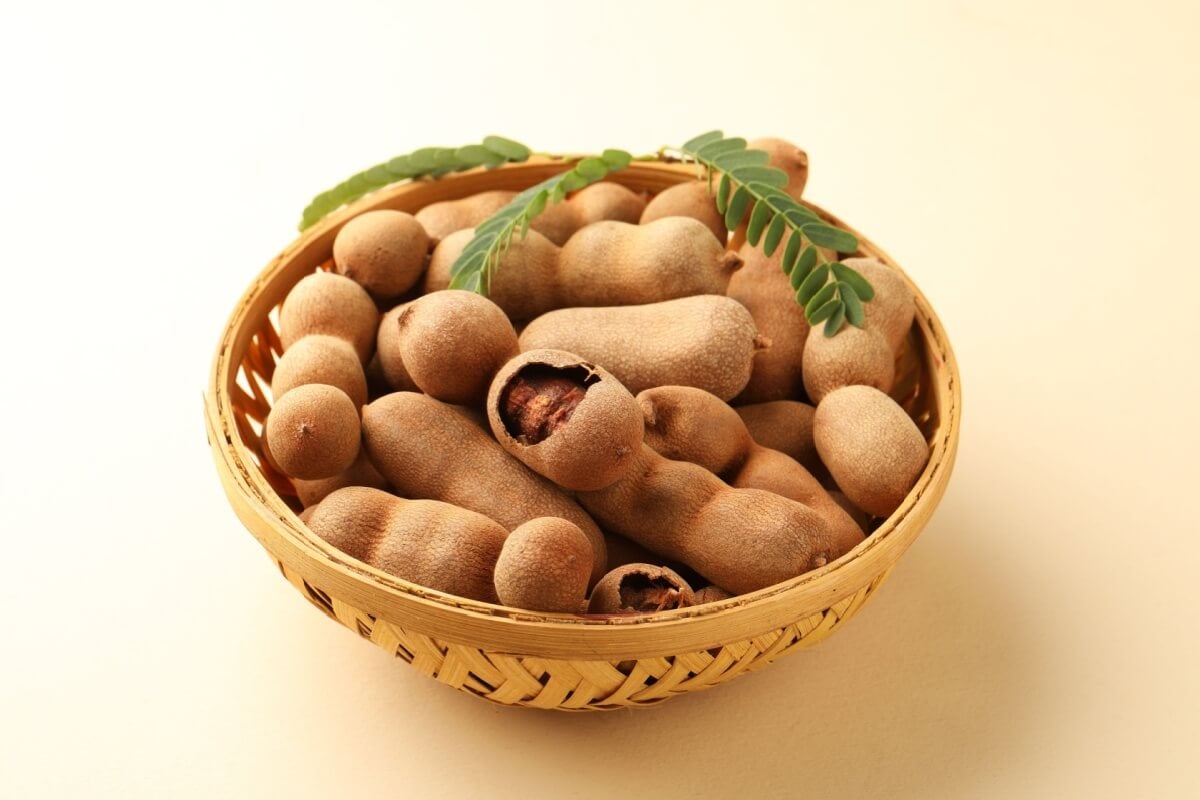 O tamarindo é fonte de nutrientes importantes para a saúde (Imagem: SMDSS | Shutterstock)