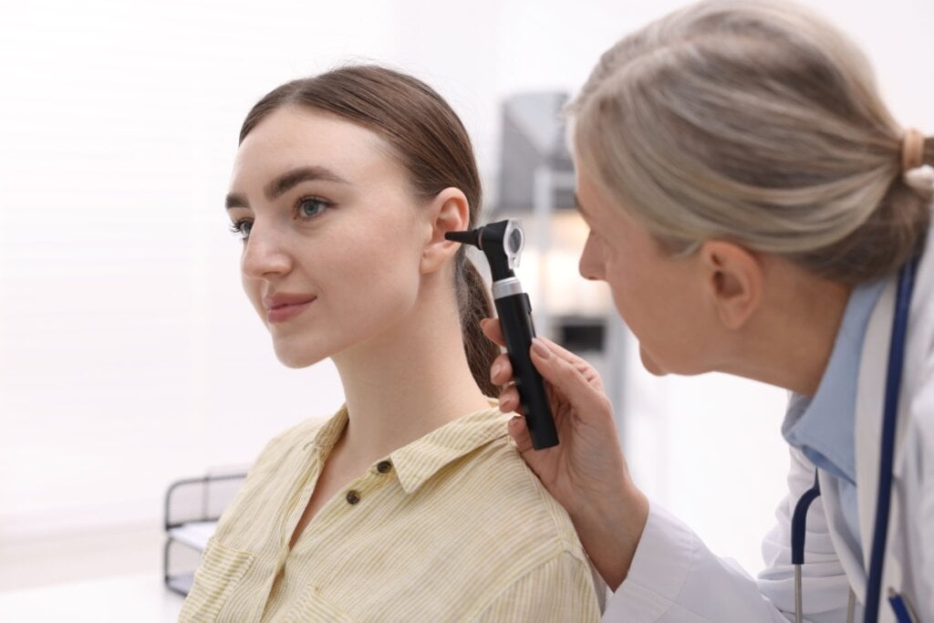 Respeitar o limite de volume dos fones e fazer avaliação auditiva periódica são medidas importantes para prevenir danos a longo prazo (Imagem: New Africa | Shutterstock)