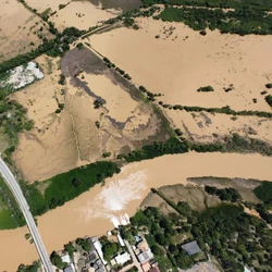 Moradores de bairros ribeirinhos foram levados para hotel e recebem assistência da prefeitura até que a situação se normalize