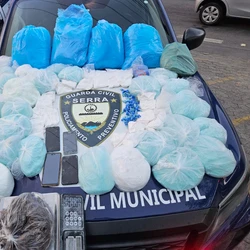 A Guarda Municipal montou um cerco em volta da casa onde três homens preparavam os entorpecentes para serem comercializados; denúncia anônima levou a corporação até o local