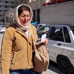 Em conversa com a BBC, iranianos contam como vêm convivendo com explosões, dificuldade para comprar alimentos e cortes de internet nos últimos dias.