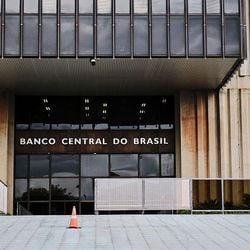 Investigações apontam que dois servidores de carreira do BC eram consultores do banqueiro, enviando informações de dentro da instituição e recebendo informalmente para isso. Vorcaro voltou a ser preso nesta quarta após ordem do STF